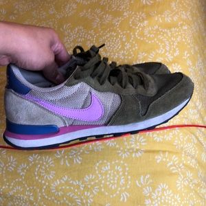 Size 7 Nike internationalist